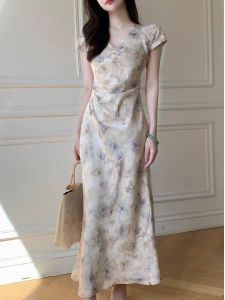 ชุดเดรสผ้าซาตินคอวีเอวสูง แขนสั้น ทรงเอ สำหรับผู้หญิง ชุดเดรสฤดูร้อน 2025 ชุดเดรสจีนใหม่ ชุดเดรสผ้าซาตินปรับปรุงใหม่