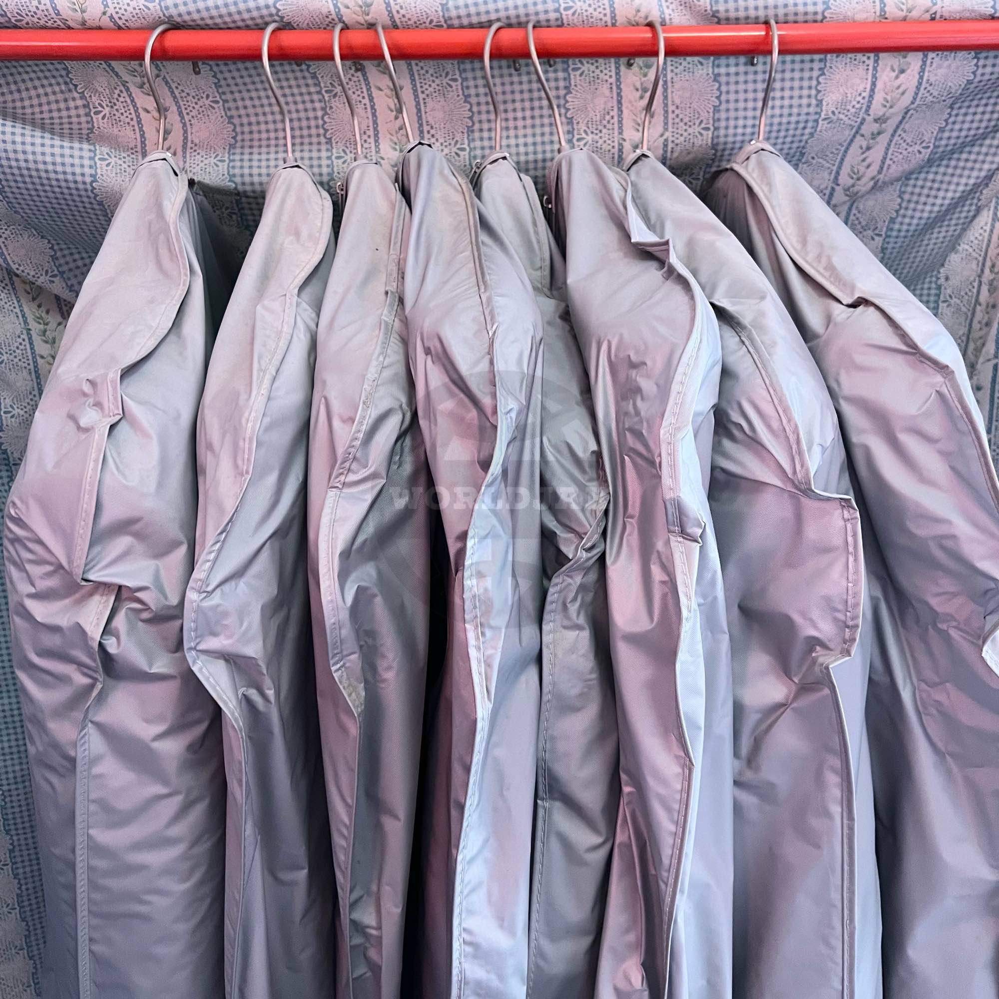 อุปกรณ์จัดเก็บเสื้อผ้า ถุงใส่สูท ถุงใส่เสื้อ ถุงคลุมเสื้อกันฝุ่น หนาอย่างดี 67x99 ซม. (สินค้าพร้อมส่ง)