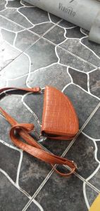 Tas Taji Segitiga Resleting Tali Tebal Isian 12