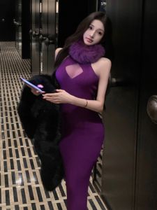 Váy Dài Hở Lưng Gợi Cảm Cổ Trang Trí Lông Mèo Váy Bó Sát Dáng Chữ A Không Tay Màu Trơn Chất Liệu Khác Mùa Thu 2024