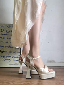 หวาน สีขาว ผ้าซาติน แพลตฟอร์มกันน้ํารองเท้าส้นสูงเปิดนิ้วเท้าหัวสแควร์ส้นหนารองเท้าแต่งงานความสูงรองเท้าแตะ Mary Janes