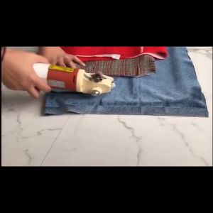 จัดส่งภายใน 24 ชั่วโมง 220V มือถือ 65mm ใบมีดโรตารี่ไฟฟ้ารอบผ้าตัดเครื่องตัดผ้า