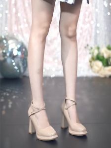 รองเท้าส้นสูงหัวเหลี่ยมแบบหนาป้องกันน้ำสีพื้นสำหรับผู้หญิง ฤดูใบไม้ร่วง 2025 รองเท้าส้นสูงแบบหัวเหลี่ยมแบบใหม่ที่สวมใส่สบาย