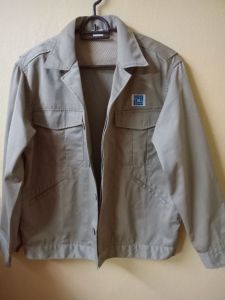 เสื้อแจ็คเก็ตชาย สีกากี แขนยาวปลายแขนติดกระดุม มีกระเป๋า 4 ช่องใส่ของได้สบาย การสวมใส่ด้วยกระดุมหน้าซึ่งทำเป็นกระดุมซ่อนค่ะ อกเสื้อ 44 นิ้ว ชายเสื้อ 38 นิ้ว ปรับให้เล็กว่านี้ได้