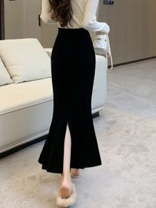 กระโปรงยาวครึ่งตัวผ้ากำมะหยี่สีดำเอวสูง ทรงเข้ารูป ฤดูใบไม้ร่วง/ฤดูหนาว กระโปรงทรงหางปลาสไตล์ย้อนยุค สไตล์เกาหลี