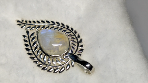 จี้มูนสโตน ตัวเรือนเงิน