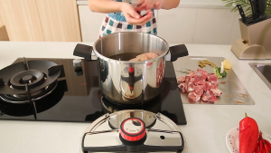 Pressure cooker 4L-12L kitchen pressure cooker suitable for induction and stove-top304 stainless steel cookware with easy Opening & Closing lid triple safety valve design