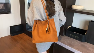 【Ready Stock&COD】DIVATEN Faux Suede Shoulder Bag with Pendant Large Capacity Tote Bag Vintage Solid Color Travel Handbag for Women