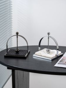 เก้าอี้กระดาษสแตนเลสแบบตั้งขึ้น กระดาษชำระหรูหราสไตล์ยุโรป รองเท้าหนังสำหรับโรงแรมและร้านอาหาร จัดระเบียบในครัวเรือน