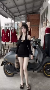 MK_Váy thiết kế đi tiệc đầm Chất Nhũ logo vàng trễ vai choàng cổ tay dài dáng ngắn