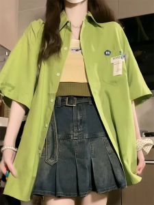 เสื้อเชิ้ตแขนสั้นสีเขียวสำหรับผู้หญิง ทรงหลวม สไตล์ฮ่องกง ฤดูร้อน 2025 เสื้อเชิ้ตแขนสั้นสไตล์อเมริกันย้อนยุคใหม่