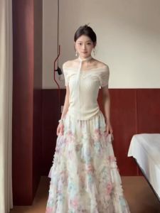 เสื้อยืดแขนสั้นไหล่เดียวสไตล์เกาหลีสำหรับผู้หญิงในช่วงฤดูร้อน เสื้อตัวบนคอวีลายลูกไม้สุดสง่างาม เสื้อผ้าทำงานแบบเข้ารูป