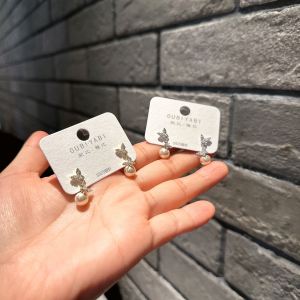 Elegant French Lightweight Luxury Butterfly Ear Jewelry with Imitation Pearl Versatile Cold Style Fashionable Alloy for Women