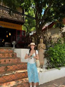 กระโปรงทรงเอผู้หญิงเอวยางยืดลายปลาดุกสีน้ำเงิน เอฟเฟกต์รอยคลื่น กระโปรงยาวผู้หญิงบาง ฤดูร้อน 2024