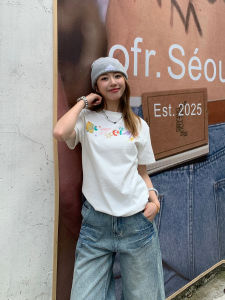 เสื้อยืดแขนสั้นผู้หญิงสไตล์วินเทจพิมพ์ลายสีรุ้ง โลโก้ตัวอักษรการ์ตูน ทรงหลวม คู่รัก ฤดูร้อน 2025 ผลิตในจีน