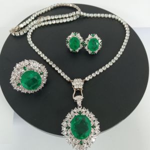 เซ็ทสร้อยคอแหวนต่างหูเงินชุบทองคำขาวประดับพลอยมรกตแท้ทรงไข่ล้อมพลอยเพทายขาว