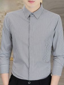 HENGYUANXIANG | เสื้อเชิ้ตแขนยาวทรงสลิมฟิตสำหรับผู้ชาย สีน้ำเงิน ทรงเข้ารูป ทรงเกาหลี กระดุมสีเข้ม แฟชั่นฤดูใบไม้ผลิและฤดูใบไม้ร่วง