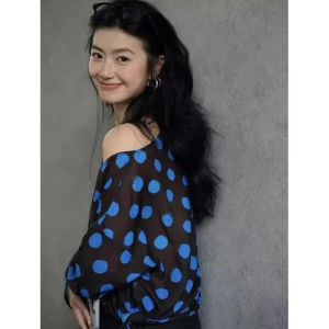 เสื้อเชิ้ตแขนยาวสีน้ำเงินลายจุดคอวีเปิดไหล่สำหรับผู้หญิงในฤดูร้อนปี 2025 เสื้อเชิ้ตผู้หญิงที่ไม่ซ้ำใคร สไตล์เรียบง่าย สัมผัสหรูหรา