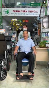 Xe lăn kết hợp ghế bô vệ sinh đa năng bánh lớn GBM-018 - Có đệm Bánh xe Chỗ gác chân [Xe lăn Thanh Tuấn]