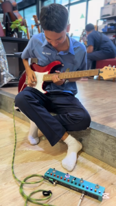 รับประกันศูนย์ไทย  กีต้าร์ไฟฟ้า Yamaha Pacifica012 สีดำ แถมฟรีกระเป๋า บอดี้ทำจากไม้ Agathis ทั้งตัว บอดี้เคลือบเงาทั้งตัว รับประกัน 1 ปีเต็ม