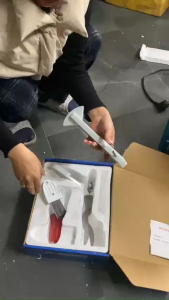 bộ vệ sinh của máy thái thịt  giúp lược bỏ các vụn thịt dắt ở dao