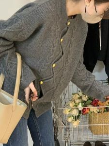 สไตล์พักผ่อน ผู้หญิง เสื้อสเวตเตอร์ถัก เสื้อโค้ท หนาขึ้น ฤดูใบไม้ผลิ ฤดูใบไม้ร่วง ฤดูหนาว เสื้อแจ๊กเก็ตแฟชั่นมาใหม่ เสื้อท่อนบน สําหรับตัวเลขตัวเล็ก