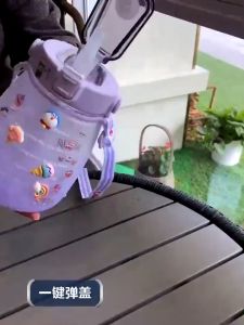 Bình Nước 1.3 Lít Tặng Kèm Sticker 3D và 2D Cute Có Dây Đeo Và Ống Hút Hàng Loại 1 Trùm Sỉ Gia Thành