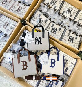 [CHUẨN HÃNG] Túi xách quai cầm kèm dây dài đeo chéo ngăn rộng đựng được nhiều đồ (size 23)