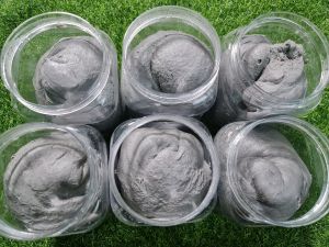 Keo bẫy chim sẻ cao cấp. không bóng. keo dai dễ nhào. chịu nhiệt tốt.1kg  1 hộp