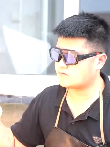 แว่นตาเชื่อม แว่นเชื่อม ปรับแสงออโต้ เชื่อมได้ทั้งวันไม่ปวดตา แว่นเชื่อมอย่างดี ได้ทั้งสวมและคาดหัว การป้องกันอย่างล้ำลึก เปลี่ยนสีป้องกันดวงตาใน 0.1 MS แว่นตาเชื่อมออโต้ แว่นตาเชื่อมเหล็ก แว่นตาช่างเชื่อม แว่นตาเชื่อมไฟฟ้า Solar Welding Glasses