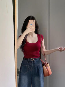 Áo Thun Dệt Kim Màu Đỏ Cổ Vuông Ôm Vừa Vặn Mùa Hè 2025 Áo Thun Tay Ngắn Dáng Ôm Cho Nữ Phong Cách Mới Của Pháp