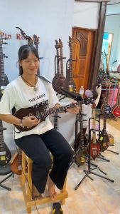 พิณไฟฟ้าไม้แต้ดำเฉพาะสเกลสำหรับเด็ก 3 สาย 15 เฟรต 3 คอนแทค R-TECH ทรงกีต้าร์ 3 แรกตัวสำหรับคุณ