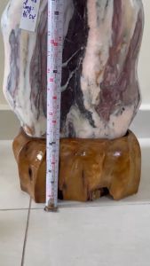 [HCM]Cây đá tự nhiên đa sắc vân đỏ ( Cung Hỉ Sự) chân đế gỗ rừng tự nhiên cao 47cm nặng 18 kg