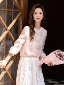 Vimly | Áo Sơ Mi Chiffon Màu Hồng Phong Cách Trung Quốc Mới Tay Dài có Hoa và Nút Ngọc Trai