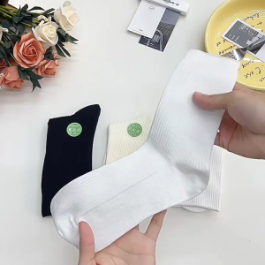 CEEKEY ถุงเท้าสตรีฤดูใบไม้ผลิและฤดูใบไม้ร่วง ถุงเท้าสตรีขนาดกลางสีทึบ ถุงเท้ายาวสีดำและสีขาวเรียบง่าย