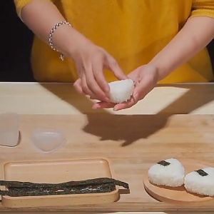 Khuôn ép cơm làm cơm nắm Onigiri khay dụng cụ ép cơm Bento tạo hình cho bé ăn dặm-HAUSE