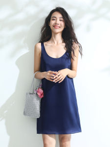 Miccbeirn | ชุดเดรสคอวีแขนกุดผ้าไหมแท้ ทรงเข้ารูป กระโปรงทรงเอ สำหรับผู้หญิงวัย 30-34 ปี ฤดูร้อน 2025 ชุดเดรสแขนกุดผ้าไหมแท้ 100%