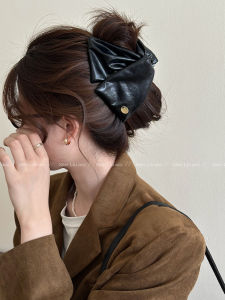 Retro Leather Triangle Hair Claw Womens New 2025 Stylish Sensation Back of Head Hair Clip Shark Clamp Hair Accessories