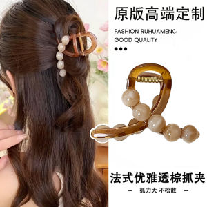 กรงเล็บผมน้ําส้มสายชูสีน้ําตาลสไตล์ฝรั่งเศสหรูหราในกิ๊บกลมลูกปัดสีชมพูอ่อนสําหรับผู้หญิง