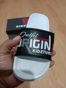KIDZTUBS Sandal Anak Laki Laki Karet Slipper Slide Selop Slipon Jepit Karakter Warna Hitam Usia 6-10 Tahun 1343100424