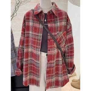 เสื้อเชิ้ตลายสก็อตสีแดงขาวหลวมๆ สไตล์ลำลองสำหรับผู้หญิง ฤดูใบไม้ผลิ 2025 เสื้อเชิ้ตแขนยาวคอโปโลแบบปกติ