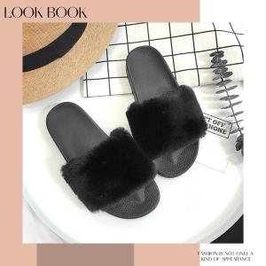 พบกับรองเท้าแตะสวมใส่ในบ้านสุดเก๋ ทำจากวัสดุขนนุ่ม ดีไซน์เรียบง่ายแต่ทันสมัย พื้นกันลื่นมั่นใจ ใส่ได้ถึงข้างนอก