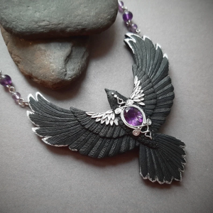 The Retro Gothic Style Bird-Shaped Pendant Necklace with Artificial Gemstones Is Suitable for Parties and Gatherings.