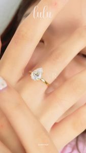 Lulu Moissanite Jewelry - Perhiasan Wanita Cincin Solitaire Berlian Moissanite 1 Carat Lapis Emas 18K - Amy Classic Solitaire Pear Cut Moissanite Ring 1CT/2CT Sertifikat GRA