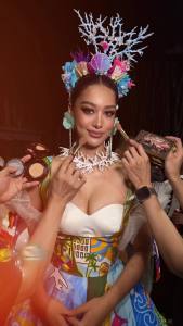 ฉัตร พาเลทแต่งหน้า คอนซีลเลอร์ คอนทัวร์ ลิปสติก ซึ่งเป็นแอซิดอายแชโดว์ และบลัชออน CHAT The Queen Iconic (เครื่องสำอาง ลิปน้องฉัตร)