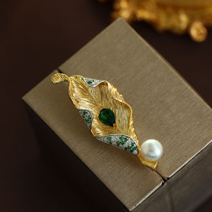Original Designer Brand French Vintage Hollow Carved Craft Green Pearl Gold Leaf Brooch Pin Fashionable Jewelry for Couples