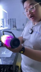 Loa Bluetooth Pluse 6 mới nhất Âm thanh sống động công suất lớn Đèn Led nhiều màu sắc. Thiết kế dưới dạng hình trụ với đèn Led trong suốt ở giữa đem đến cái nhìn cuốn hút bắt mắt cho một màn trình diễn ánh sáng ấn tượng.