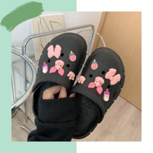 LHFriday รองเท้าแตะ รูเล็กสายรัด ด้านหลัง แถมตัว เสื้อเชิ้ตสวมแต่งตัว สีดำเทา รูระบาย พื้นหนาพื้นนุ่ม น้ำหนัก เบา รูปร่างที่น่าสนใจ