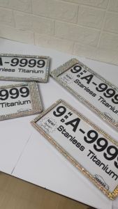 กรอบป้ายทะเบียนฝังเพชร รุ่นสแตนเลสแท้ ฝังเพชรสวารอฟกี้สีรุ้ง แบบสั้นเพชรเยอะ สีรุ้ง