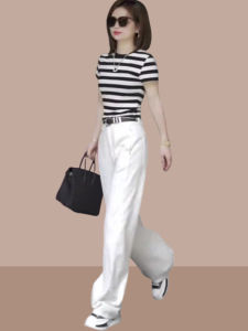 เสื้อยืดแขนสั้นลายทางสีบล็อกสุดหรูหราสำหรับผู้หญิง กางเกงขายาวทรงตรงเอวสูง ชุดสองชิ้น แฟชั่นฤดูร้อน 2024 ของ Xiangduor